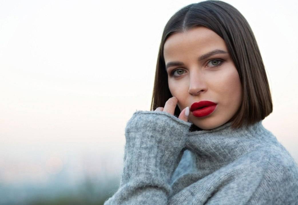 میکاپ سبک پاییزی با رژ لب آلبالویی